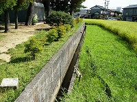 境内地が田んぼと段差があり、高台であったことを偲ばせる